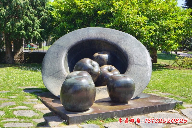 帽子里的蘋(píng)果銅雕，公園創(chuàng)意銅雕