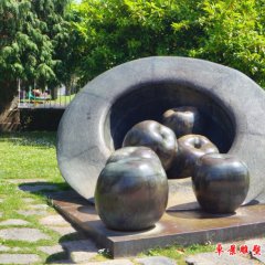 帽子里的蘋果銅雕，公園創(chuàng)意銅雕